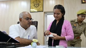 रक्षाबंधन पर DM बने बड़े भाई, राखी बंधवाकर छात्रा की फीस भरी और दिलाई साइकिल