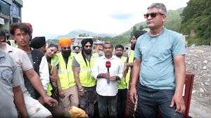 नेपाल बाढ़ के बीच मानवता की मिसाल, मुंबई के युवा कर रहे मदद
