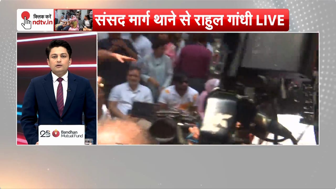 पैलेट गन पीड़ित की FIR की मांग को लेकर संसद मार्ग थाने पर धरने पर बैठे राहुल गांधी, प्रियांका गांधी भी पहुंचीं