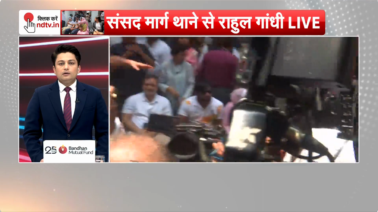पैलेट गन पीड़ित की FIR की मांग को लेकर संसद मार्ग थाने पर धरने पर बैठे राहुल गांधी, प्रियांका गांधी भी पहुंचीं