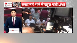 पैलेट गन पीड़ित की FIR की मांग को लेकर संसद मार्ग थाने पर धरने पर बैठे राहुल गांधी, प्रियांका गांधी भी पहुंचीं