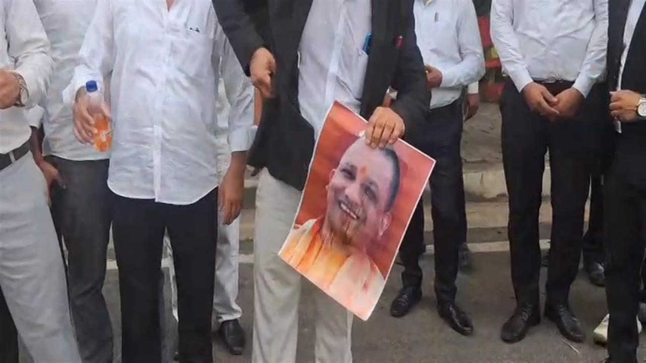 CM योगी के पोस्टर को जलाने की कोशिश का VIDEO, पुलिस ने बीच में रोका