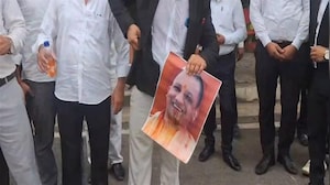 CM योगी के पोस्टर को जलाने की कोशिश का VIDEO, पुलिस ने बीच में रोका