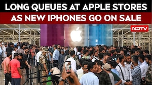 Video: Long Queues Outside Apple Stores In India As Sale Of New iPhones Begins