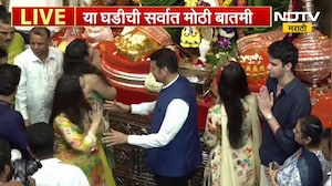 CM Fadnavis at Lalbaug cha Raja| मुख्यमंत्री फडणवीस सहकुटुंब लालबागच्या राजाच्या दर्शनाला