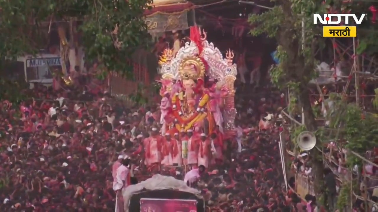 Lalbaugcha Raja Visarjan | लालबागच्या राजाची विसर्जन मिरवणूक, श्रॉफ बिल्डिंगजवळ राजावर पुष्पवृष्टी