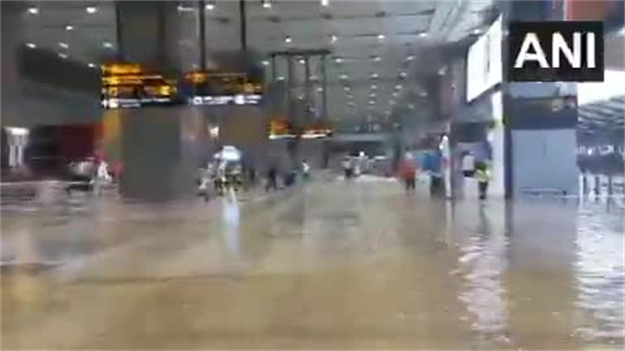दिल्ली में बारिश बनी आफत, IGI एयरपोर्ट पर हुआ जलभराव