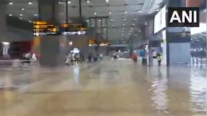 दिल्ली में बारिश बनी आफत, IGI एयरपोर्ट पर हुआ जलभराव