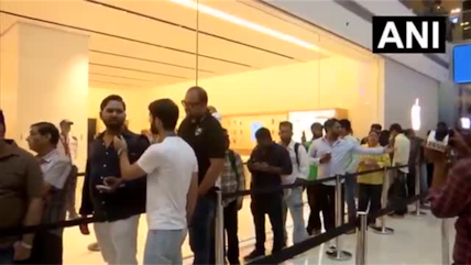 iPhone 18 की दीवानगी! नोएडा के Apple Store के बाहर लगी लंबी कतारें