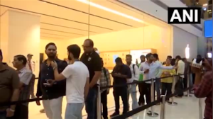 iPhone 18 की दीवानगी! नोएडा के Apple Store के बाहर लगी लंबी कतारें