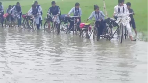 हरदोई में सड़क बनी तालाब, घुटनों तक पानी में स्कूल जाने को मजबूर बच्चे