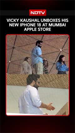 Vicky Kaushal Unboxes New iPhone 18 At Mumbai Apple Store