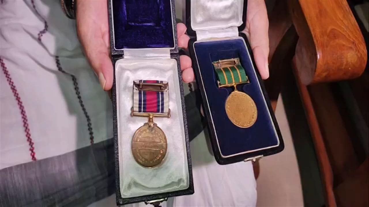 'शौर्य चक्र वापस ले लो सरकार', शहीद की मां का छलका दर्द- VIDEO
