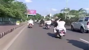 भोपाल में आपस में भिड़ीं ओवैसी के काफिले की गाड़ियां और बाइकें, कई घायल