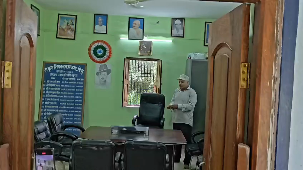 बिहार के मुजफ्फरपुर में सरकारी स्कूल के हेड मास्टर ने ऑफिस का किया शुद्धिकरण