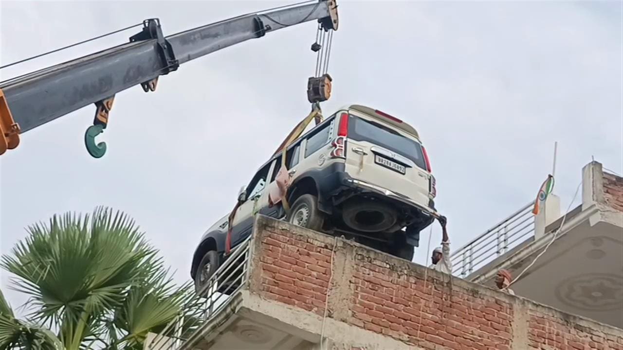 चोरी से बचाने के लिए घर की छत पर चढ़ा दी Scorpio