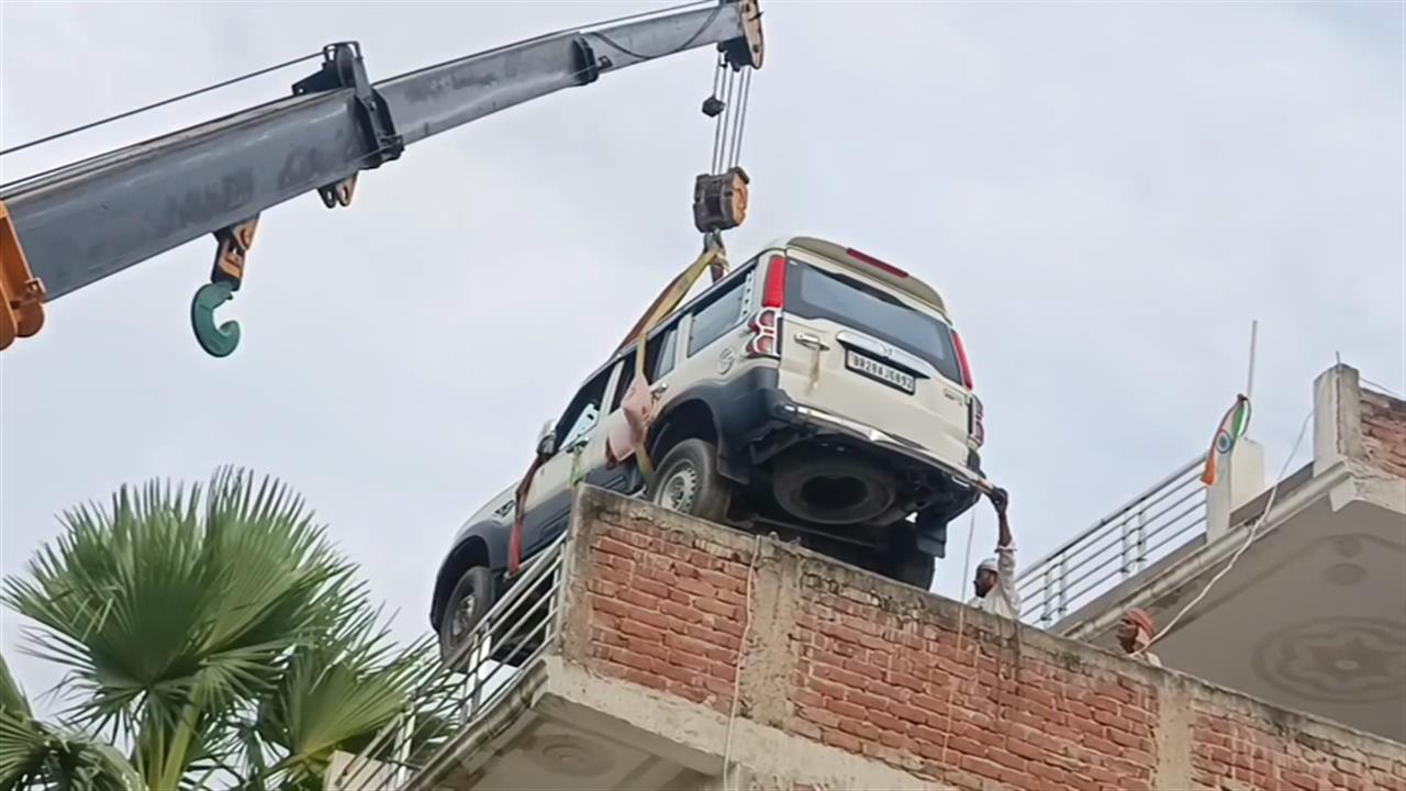 चोरी से बचाने के लिए घर की छत पर चढ़ा दी Scorpio