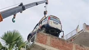 चोरी से बचाने के लिए घर की छत पर चढ़ा दी Scorpio