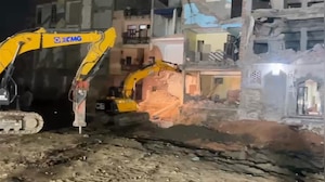 दिल्ली के शालीमार बाग में आधी रात मस्जिद के अवैध हिस्से पर चला बुलडोजर
