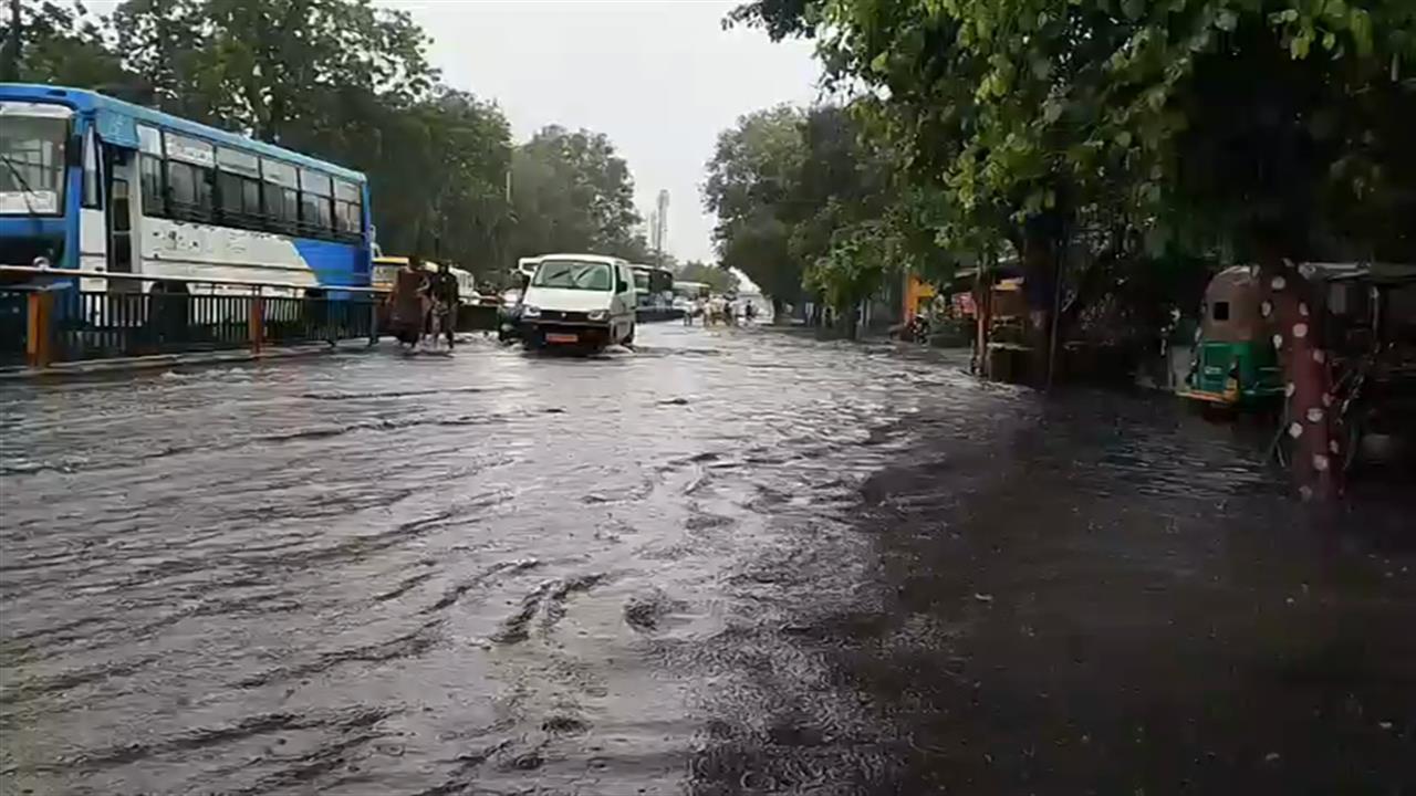 मूसलाधार बारिश से पानी में डूबा अहमदाबाद, IMD का अलर्ट देखें