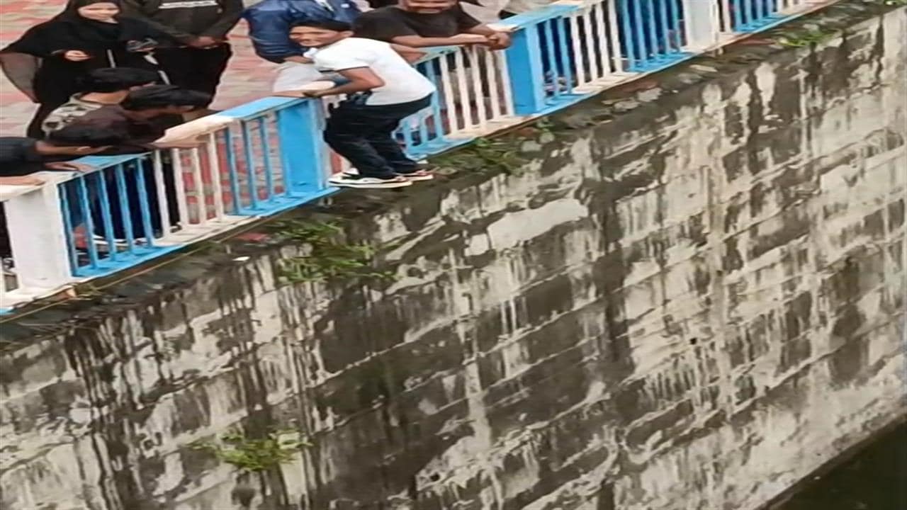 Video : इंस्टाग्राम रील के लिए लड़के ने 30 फीट ऊंचाई से डैम में लगाई छलांग, दोनों पैर टूटे