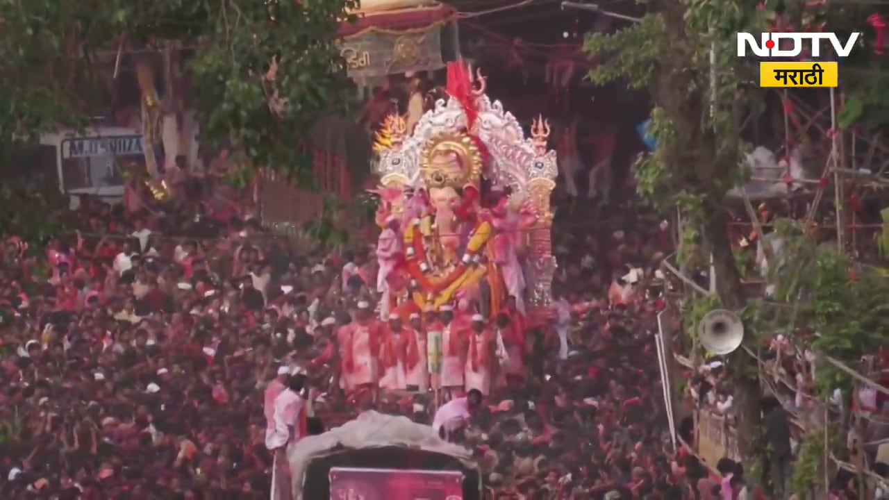 Lalbaugcha Raja Visarjan | लालबागच्या राजाची विसर्जन मिरवणूक, श्रॉफ बिल्डिंगजवळ राजावर पुष्पवृष्टी