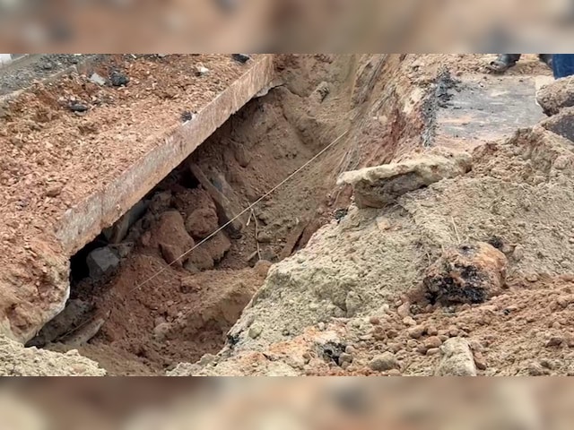 नोएडा के एलिवेटेड रोड का हिस्सा धंसा, बीच सड़क हुआ बड़ा गड्ढा