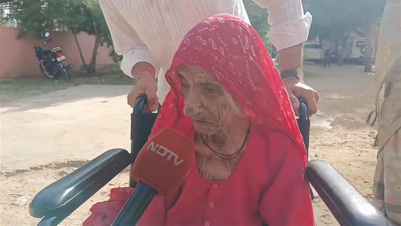 निकाय चुनाव में 102 साल की महिला वोटर, 50 वीं बार किया मतदान