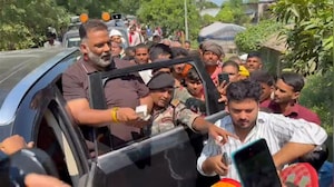 पप्&zwj;पू यादव ने फिर सरेआम बांटे महिलाओं को पैसे, VIDEO वायरल