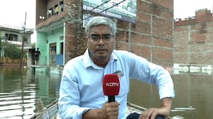 वाराणसी के इस इलाके में गाड़ियां नहीं नाव चल रही है, बच्चों की पढ़ाई छूटी, लोग घरों में कैद