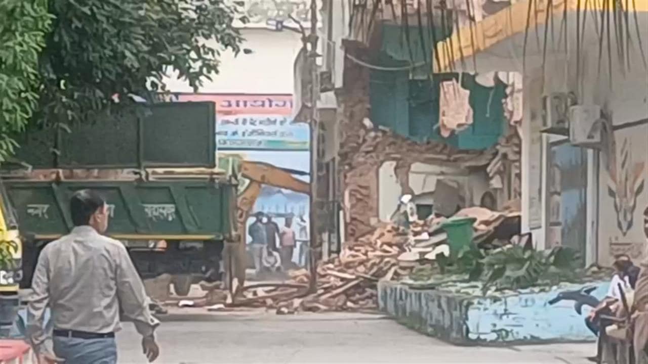 सहारनपुर में कलेक्ट्रेट की मस्जिद पर बुलडोजर चलने से मचा बवाल