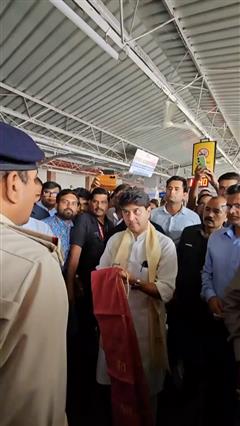 रेलवे स्टेशन पर महिला को बचाने वाले RPF जवान को सिंधिया ने किया सलाम, मोतियों की माला पहनाई