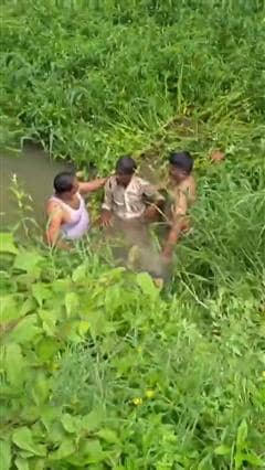 Video : पुलिस से बचने के लिए तालाब में छिपा आरोपी, जवानों ने पानी में कूदकर दबोचा