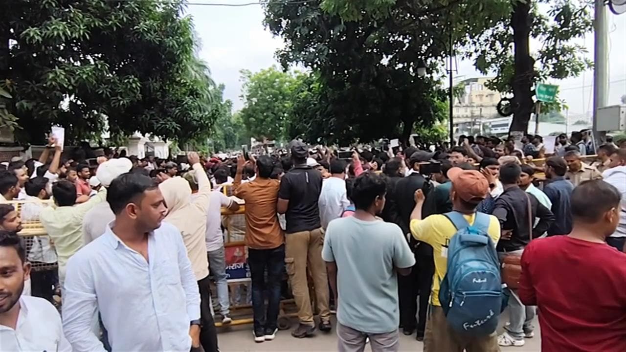प्रयागराज में शिक्षक भर्ती को लेकर बवाल, रात में हटाए गए अभ्यर्थी फिर पहुंचे धरनास्थल