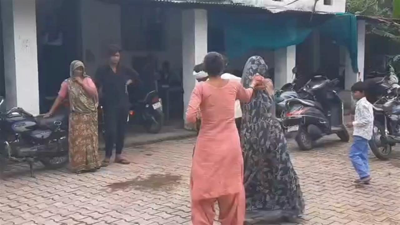 फैमिली कोर्ट में 'रिश्तों का रण'! ससुर-दामाद के बीच जमकर चले लात-घूंसे, पेशी के दौरान हुआ विवाद