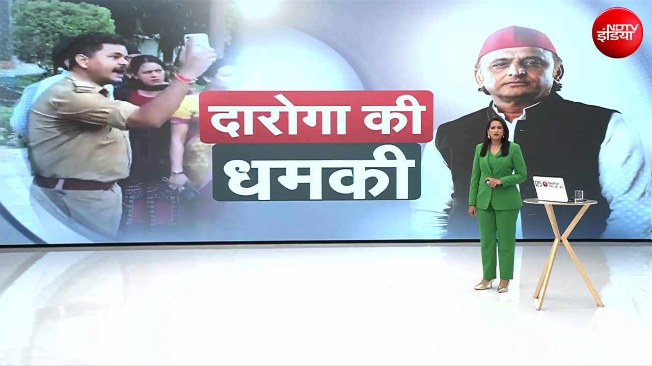 UP के दारोगा की प्रदर्शनकारियों को खुलेआम धमकी, अखिलेश ने दी नसीहत