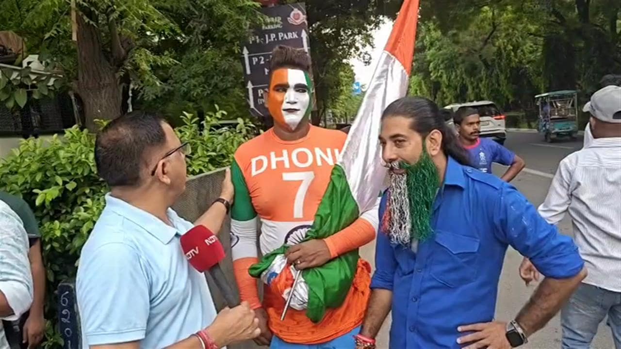 विराट कोहली की जर्सी में वैभव सूर्यवंशी के फैन्‍स का जलवा!