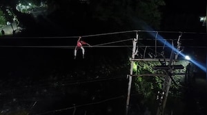 बिजली के तारों पर जा बैठा शख्स, महाराष्&zwj;ट्र के अकोला में हाई-वोल्टेज ड्रामे का VIDEO