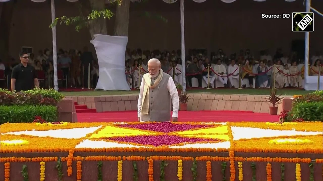 PM Modi Pays Tribute To Lal Bahadur Shastri At Vijay Ghat On Birth Anniversary