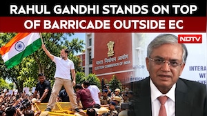 Rahul Gandhi Stands On Top Of Barricade Outside Election Commission Office | INDIA Bloc Protest