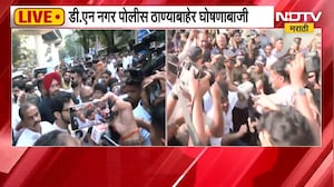 Tushar Gandhi पोलिसांच्या ताब्यात, डी.एन नगर पोलीस ठाण्याबाहेर घोषणाबाजी; Aaditya Thackeray दाखल