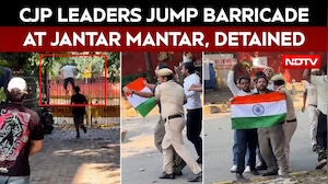CJP Protest | CJP's Saurav Das, Ashutosh Ranka Jump Jantar Mantar Gate To Protest, Detained