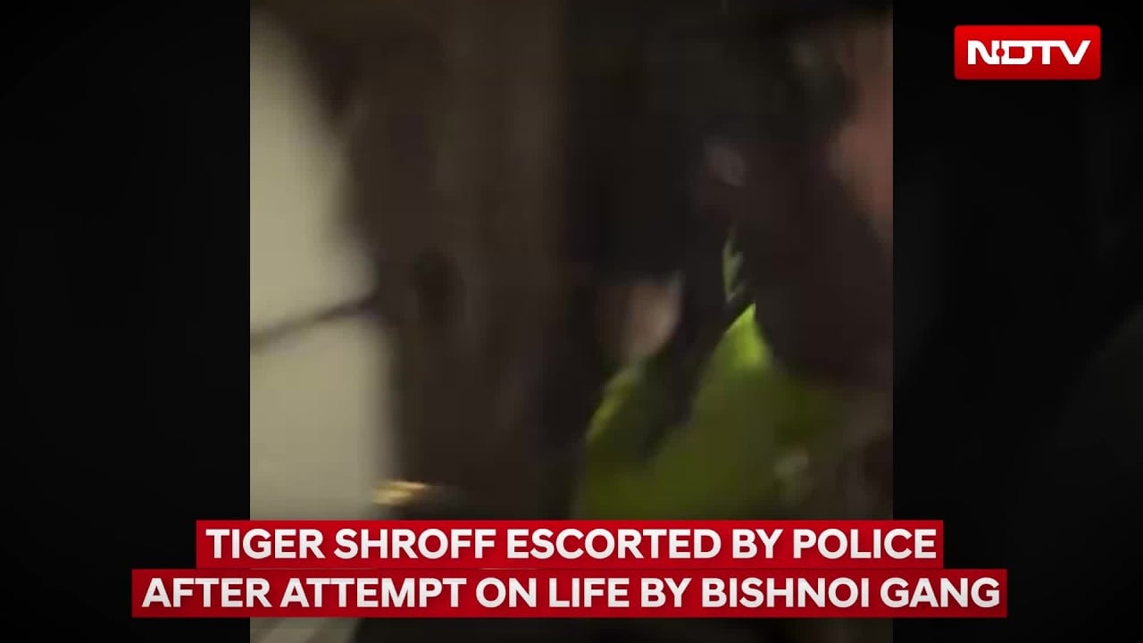 On Camera: Tiger Shroff Escorted By Police After Shooting Scare In Mumbai | Tiger Shroff Shooting