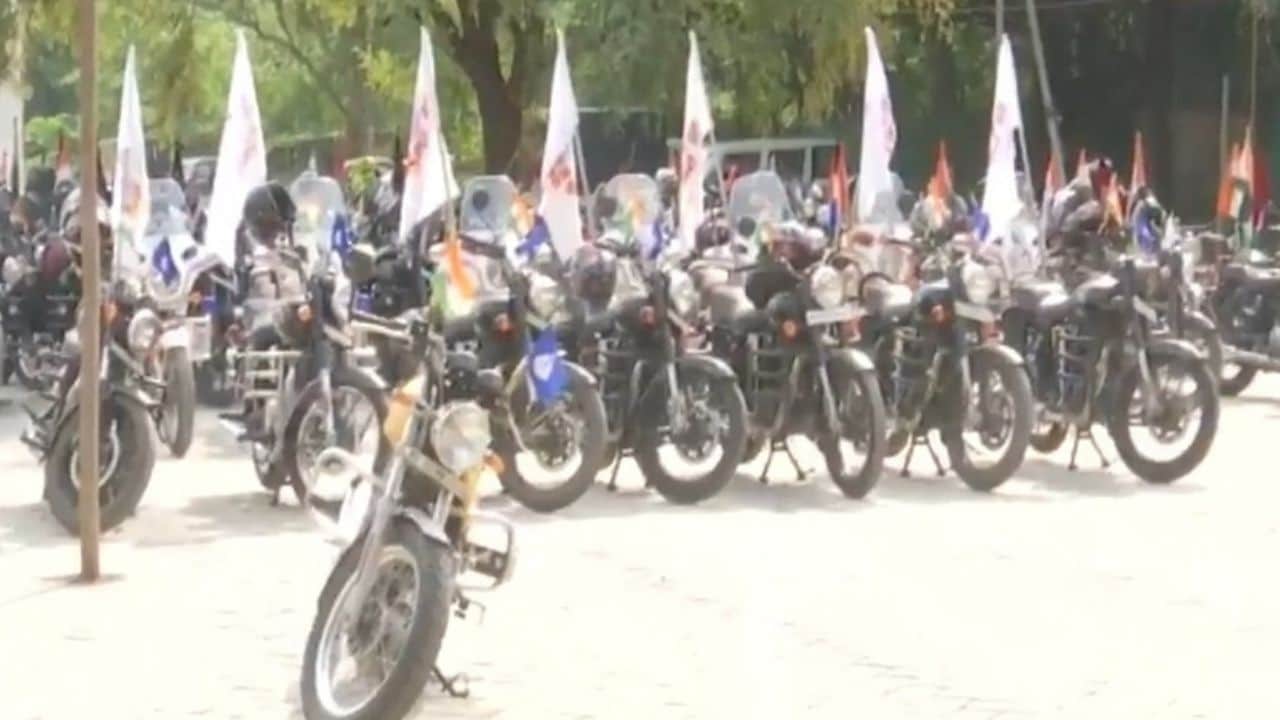 Bhopal से शुरू हुई बाइक रैली, 14 राज्यों के करीब डेढ़ सौ पुलिस राइडर्स शामिल