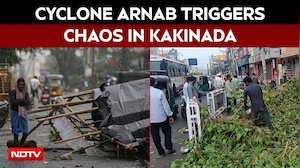 Cyclone Arnab | Cyclone Arnab Batters Andhra&rsquo;s Kakinada, Strong Winds Uproot Trees