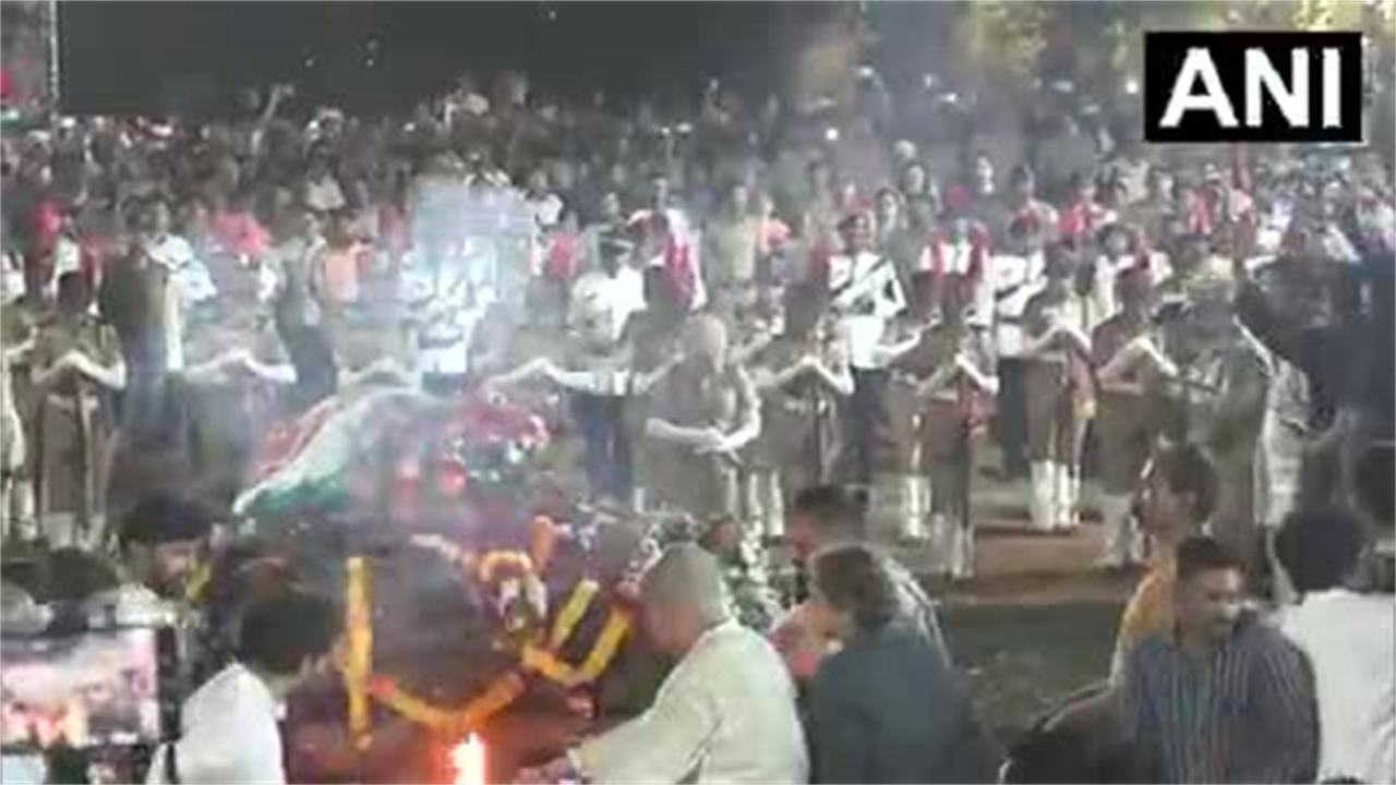 पैतृक गांव में राजकीय सम्मान के साथ हुआ नाना पाटेकर का अंतिम संस्कार