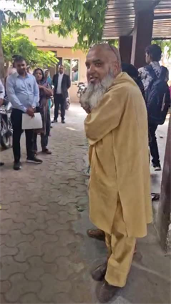 बुजुर्ग की दाढ़ी पकड़कर खींचने लगी महिला, SSP ऑफिस में हंगामा