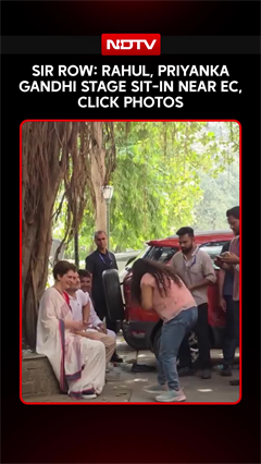SIR Row: Rahul, Priyanka Gandhi Stage Sit-In Near EC After INDIA Bloc March Stopped