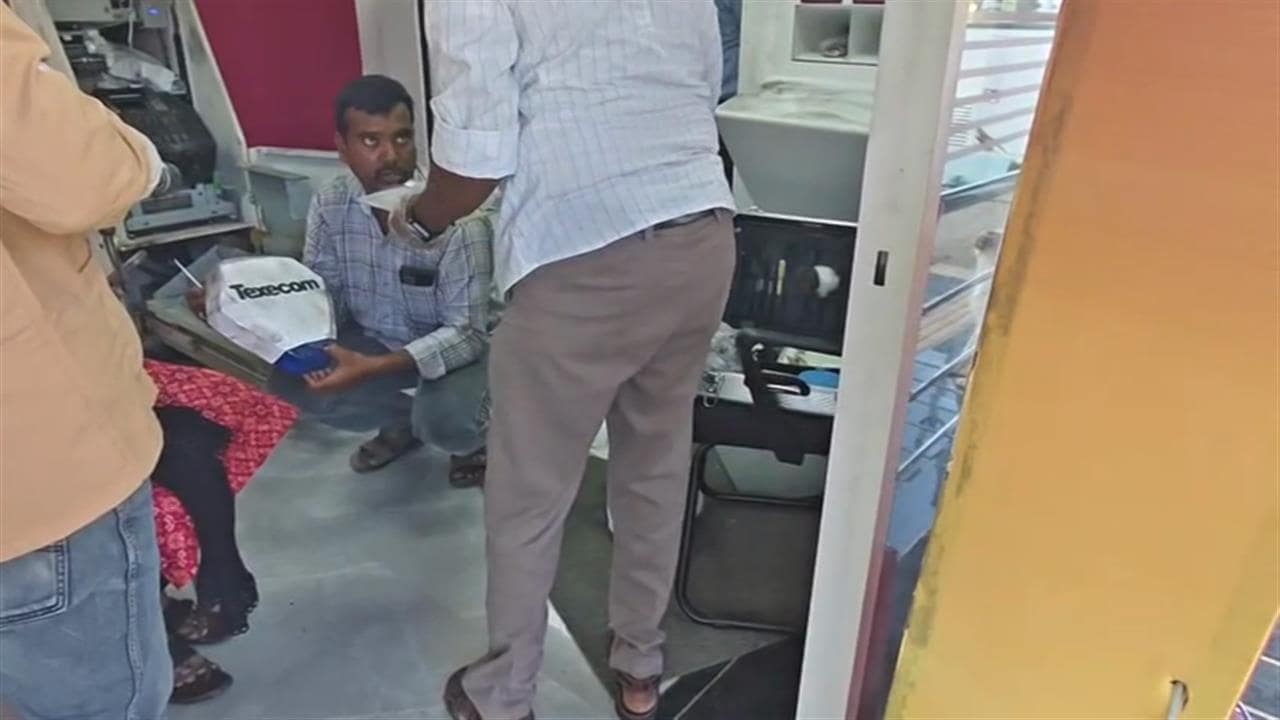 ATM मशीन तोड़कर चोरों ने 30 लाख से ज्यादा कैश उड़ाया