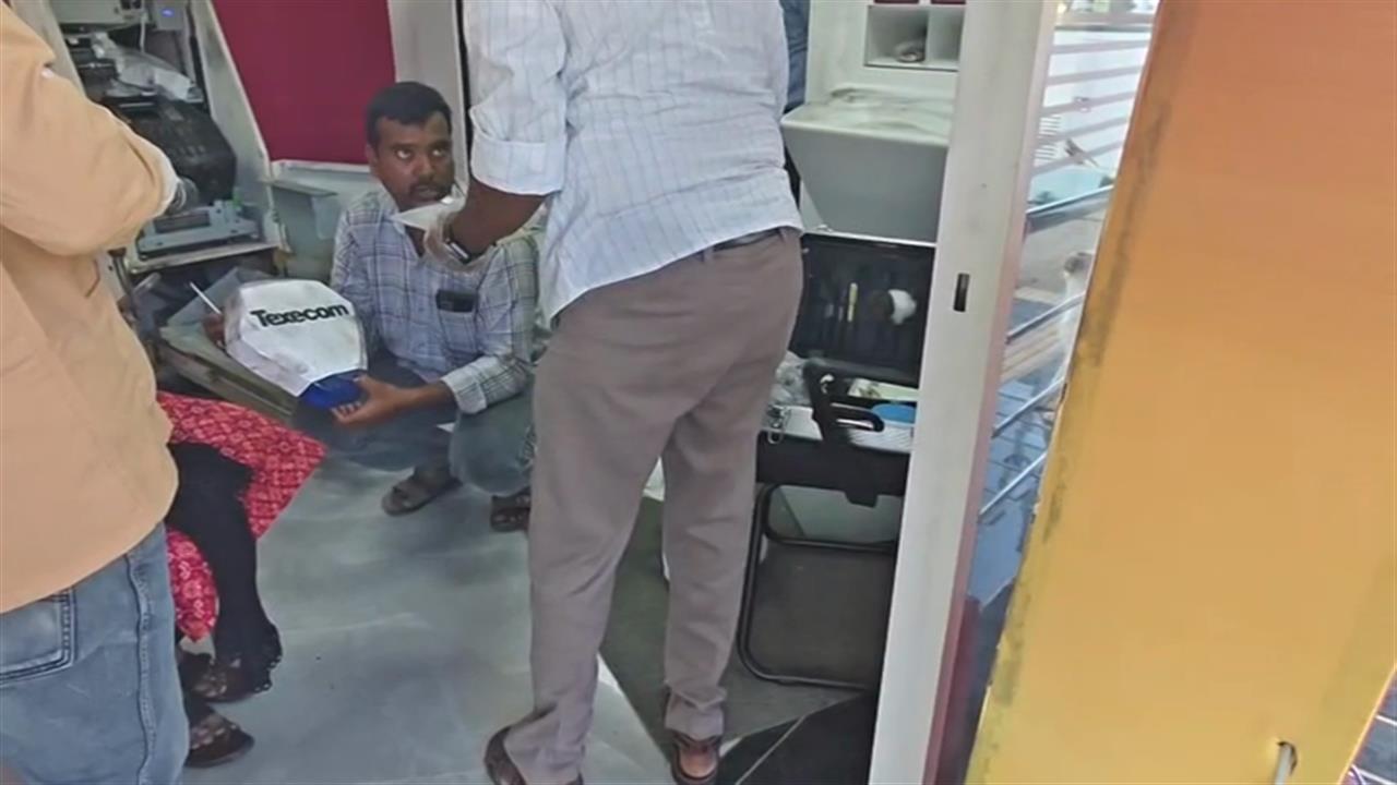 ATM मशीन तोड़कर चोरों ने 30 लाख से ज्यादा कैश उड़ाया